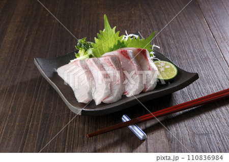 脂がのったカンパチのお刺身　皿盛り 110836984