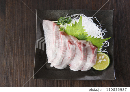 脂がのったカンパチのお刺身　皿盛り 110836987