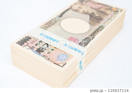 100万円の札束が3つ積みあがった様子 一万円札 経済 100万円の札束が3つ積みあがった様子 一万円札 経済 110837114