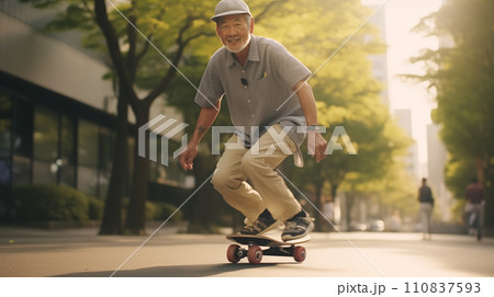 スケートボードに乗るおじいさん スケートボードに乗るおじいさん 110837593