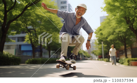 スケートボードに乗るおじいさん 110837594