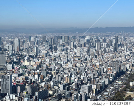 大阪市中心部の高層ビル群 110837897