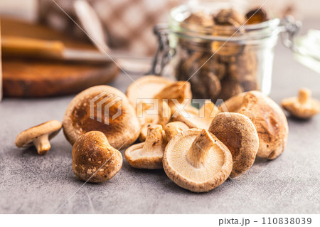 The fresh shiitake mashrooms on kitchen table. 110838039