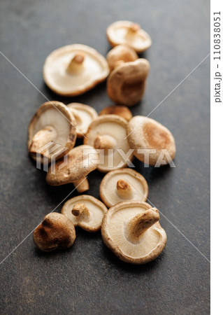 The fresh shiitake mashrooms on black table. 110838051