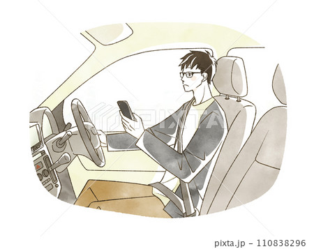スマホを見ながら車の運転をしている男性 スマホを見ながら車の運転をしている男性 110838296