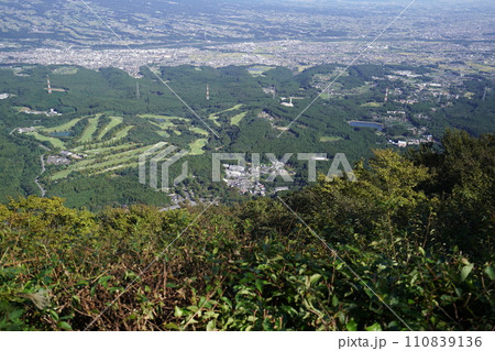 群馬県渋川市　水沢山の見晴台石仏付近から見た渋川市街方面　2023年10月2日 110839136