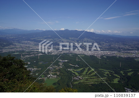群馬県渋川市　水沢山の見晴台石仏付近から見た渋川市街方面　後方は赤城山　2023年10月2日 110839137