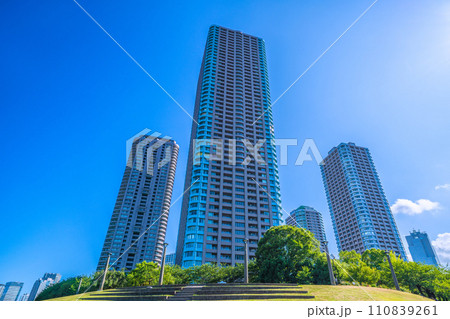 日本の東京都市景観 大川端リバーシティ21などを望む=令和5年8月5日 日本の東京都市景観 大川端リバーシティ21などを望む=令和5年8月5日 110839261