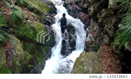 小滝を水線通しで釣り遡る若い釣り人 小滝を水線通しで釣り遡る若い釣り人 110839663