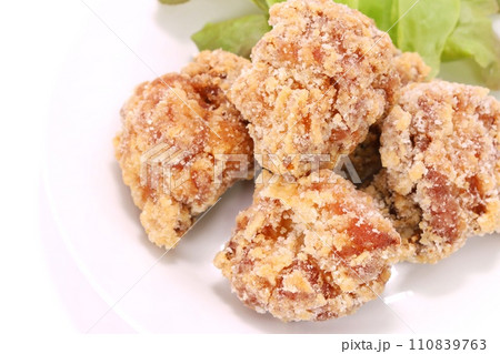 鶏の唐揚げ 竜田揚げ 鶏肉料理 明るい背景 鶏の唐揚げ 竜田揚げ 鶏肉料理 明るい背景 110839763