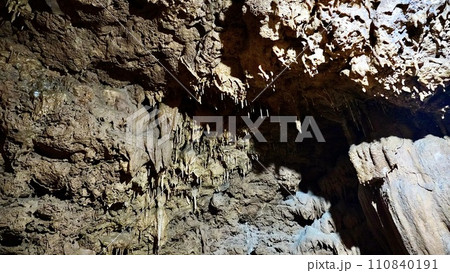鹿児島県にある天然の鍾乳洞内の鍾乳石 鹿児島県にある天然の鍾乳洞内の鍾乳石 110840191