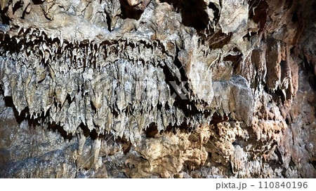 鹿児島県にある天然の鍾乳洞内の鍾乳石 110840196