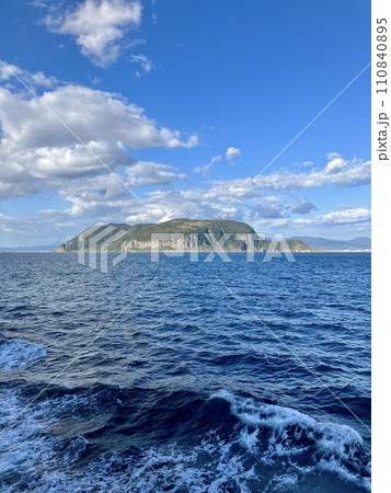 津軽海峡フェリーから見た函館山 津軽海峡フェリーから見た函館山 110840895