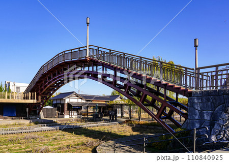 前川に架かる水雲橋　水郷潮来あやめ園（茨城県潮来市） 110840925