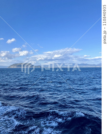 津軽海峡フェリーから見た函館山 津軽海峡フェリーから見た函館山 110840935