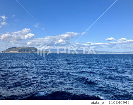 津軽海峡フェリーから見た函館山 津軽海峡フェリーから見た函館山 110840943