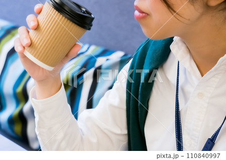 カフェにいる若い女性 カフェにいる若い女性 110840997