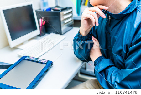 バックヤードの事務所スペースで働く人 110841479