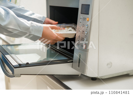 弁当を温める 110841481
