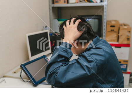 バックヤードの事務所スペースで働く人 110841483