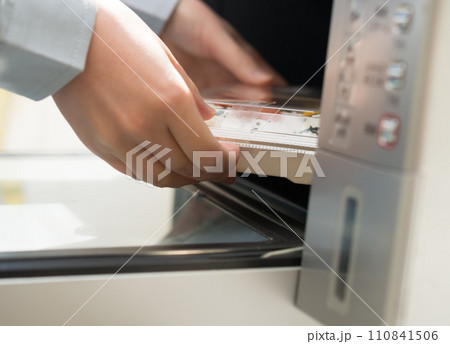 コンビニ弁当を温める コンビニ弁当を温める 110841506