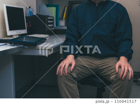 バックヤードの事務所スペースで働く人 バックヤードの事務所スペースで働く人 110841517