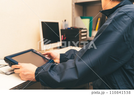 バックヤードの事務所スペースで働く人 110841538