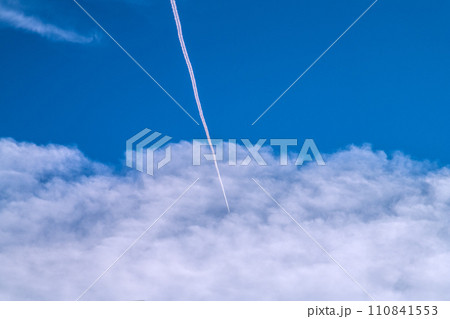 日本の横浜都市景観 脱コロナ…航空需要回復、新時代へ…。雲を抜け再び雲の中へ=令和6年1月19日 日本の横浜都市景観 脱コロナ…航空需要回復、新時代へ…。雲を抜け再び雲の中へ=令和6年1月19日 110841553