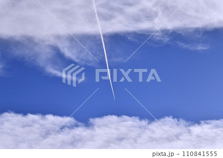 日本の横浜都市景観 脱コロナ…航空需要回復、新時代へ…。雲を抜け再び雲の中へ＝令和6年1月19日 110841555