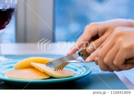 ホットケーキを食べる若い女性 ホットケーキを食べる若い女性 110841809
