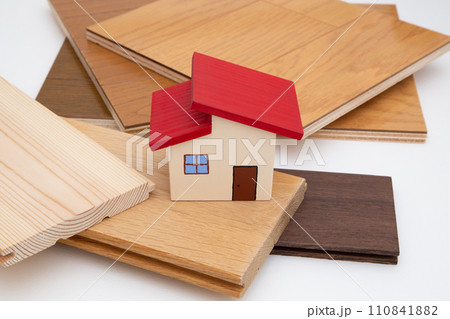 住宅と床材（フローリング）　種類　特徴　選び方 110841882