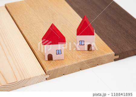 住宅と床材（フローリング）　種類　特徴　選び方 110841895