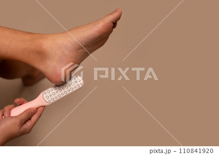 Foot with foot file, Cleansing the heel 110841920