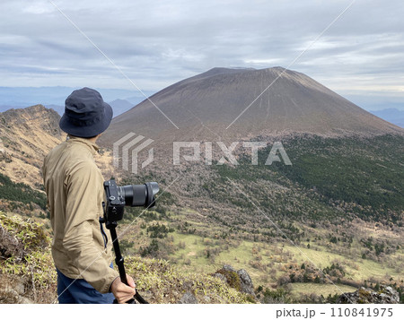 浅間山と登山者 110841975