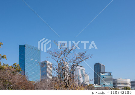 冬の大阪城内から眺めたOBP風景 110842189