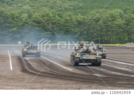 走行する陸上自衛隊評価支援隊74式戦車 走行する陸上自衛隊評価支援隊74式戦車 110842959