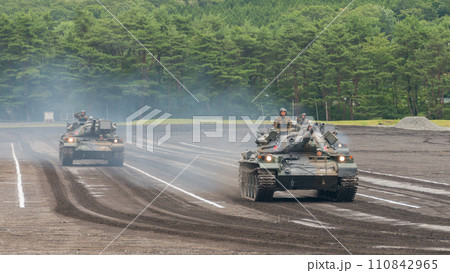 走行する陸上自衛隊評価支援隊74式戦車 110842965