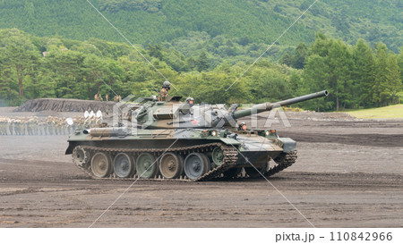 走行する陸上自衛隊評価支援隊74式戦車 110842966