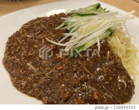 千葉県市川市の地元で有名な人気店で食べる「ジャージャー麺」 千葉県市川市の地元で有名な人気店で食べる「ジャージャー麺」 110843353