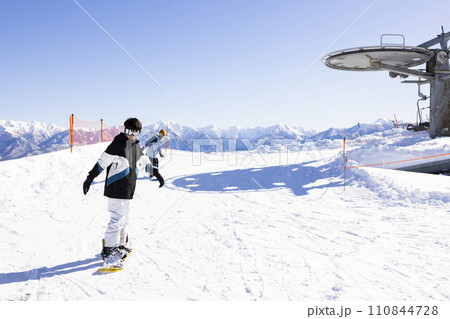 スノーボードを楽しむ中学生 110844728