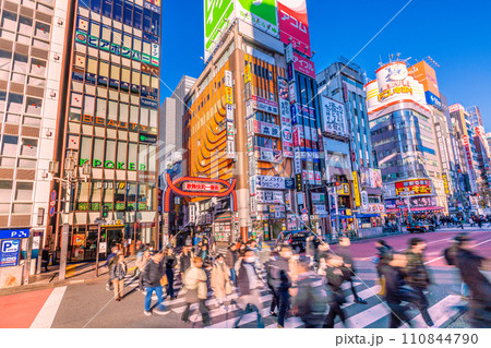 日本の東京都市景観 JN.1に…賑わう歌舞伎町…光と影…再びマ姿も…マ不要=令和6年1月15日 日本の東京都市景観 JN.1に…賑わう歌舞伎町…光と影…再びマ姿も…マ不要=令和6年1月15日 110844790