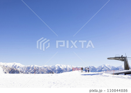 雪山の見える風景 110844886