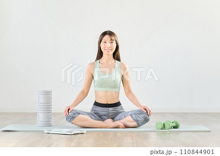 自宅でフィットネスを始める女性のイメージ 110844901