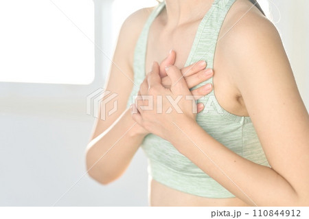 トレーニングで胸を痛める女性 110844912