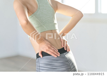 トレーニングで腰を痛める女性 110844915