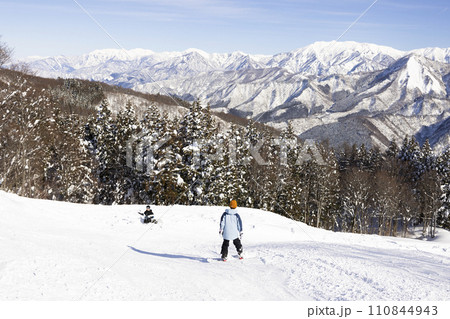 スノーボードを楽しむ子供たち スノーボードを楽しむ子供たち 110844943