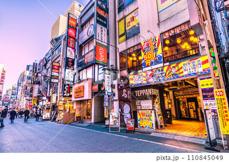 日本の東京都市景観 JN.1に…昼過ぎの歌舞伎町…マ不要＝令和6年1月15日 110845049