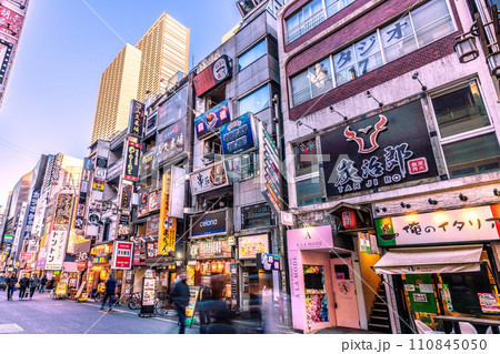 日本の東京都市景観 JN.1に…昼過ぎの歌舞伎町…マ不要＝令和6年1月15日 110845050