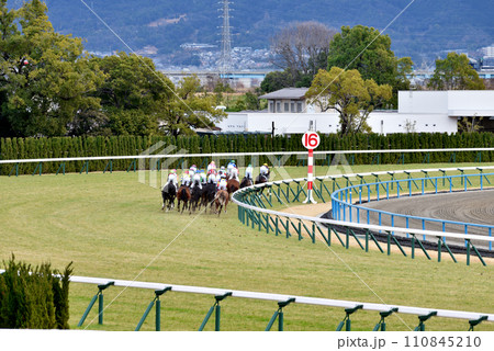 京都競馬場　芝コース第一コーナー 110845210
