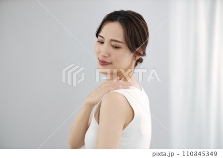 肩こりに悩む女性 110845349